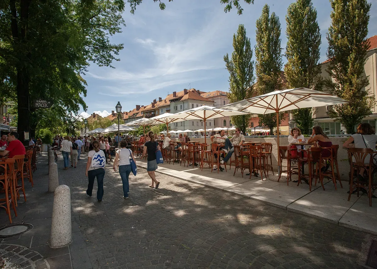 Živahno nabrežje in sprehajalci