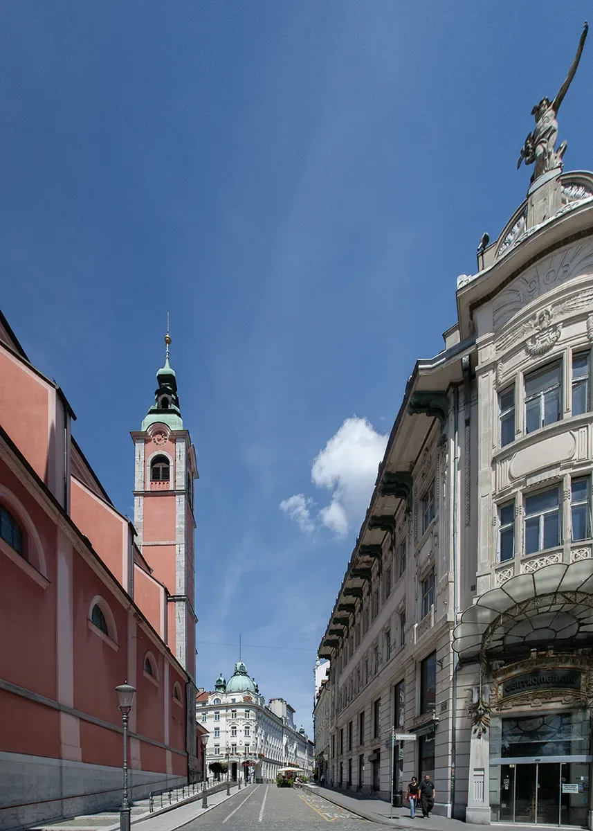 Pogled po mestni ulici v Ljubljani